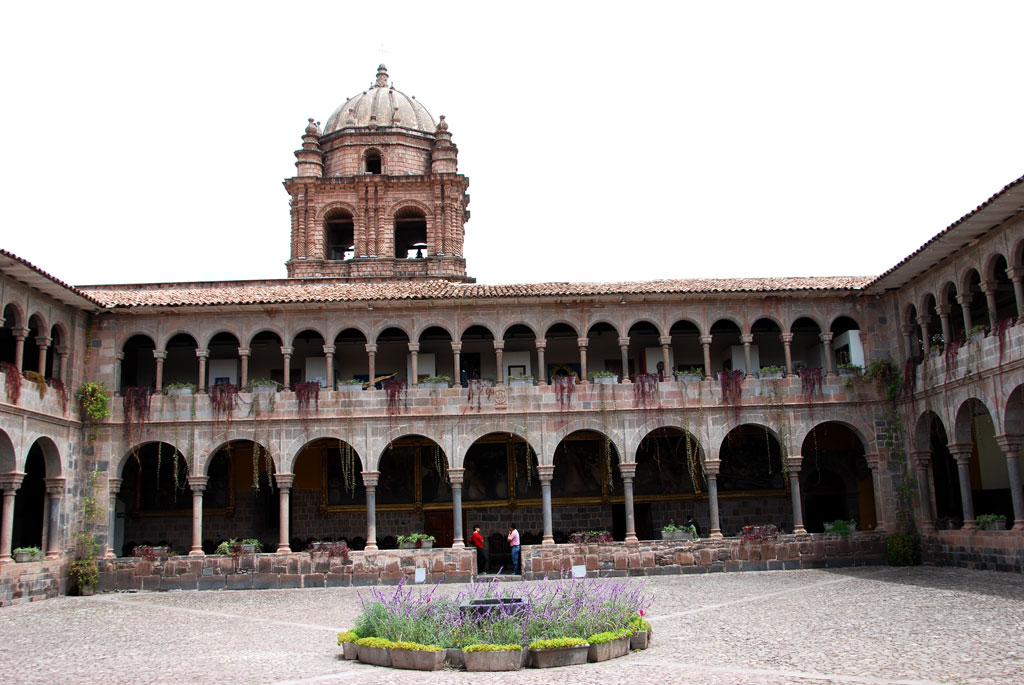 Куско (Cusco) | Кориканча. Жертвенник посреди католического храма