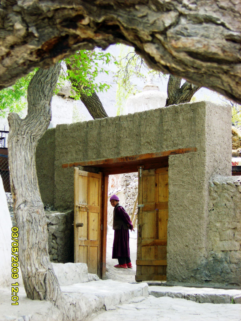 У ворот монастыря Алчи (Alchi Gompa)