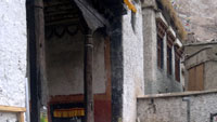 Главный вход Мангью Гомпа (Mangyu Gompa)