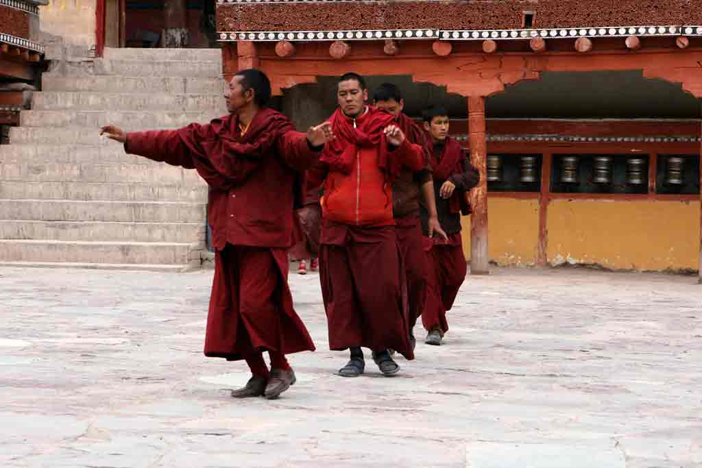 Монахи из Хемиза разучивают танец масок