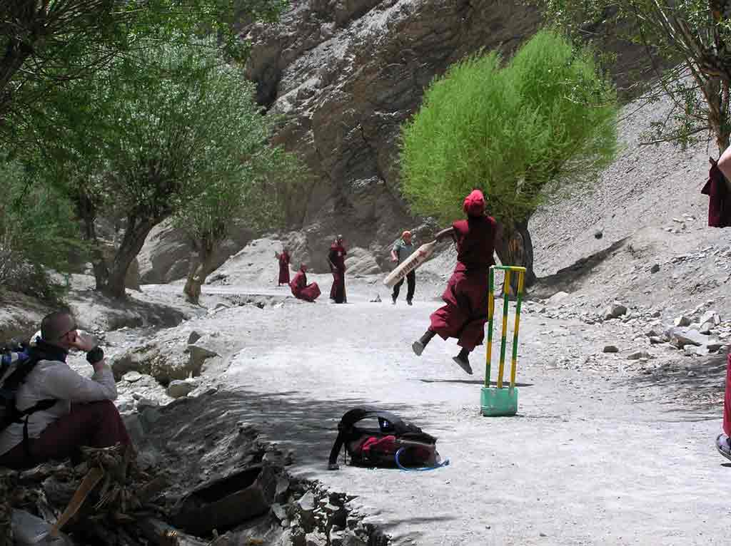 И монахи играют в крикет! Монастырь Ризонг