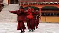 Монахи из Хемиза разучивают танец масок