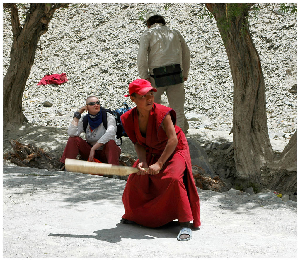 Даже монахи играют в крикет!