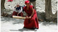 Даже монахи играют в крикет!