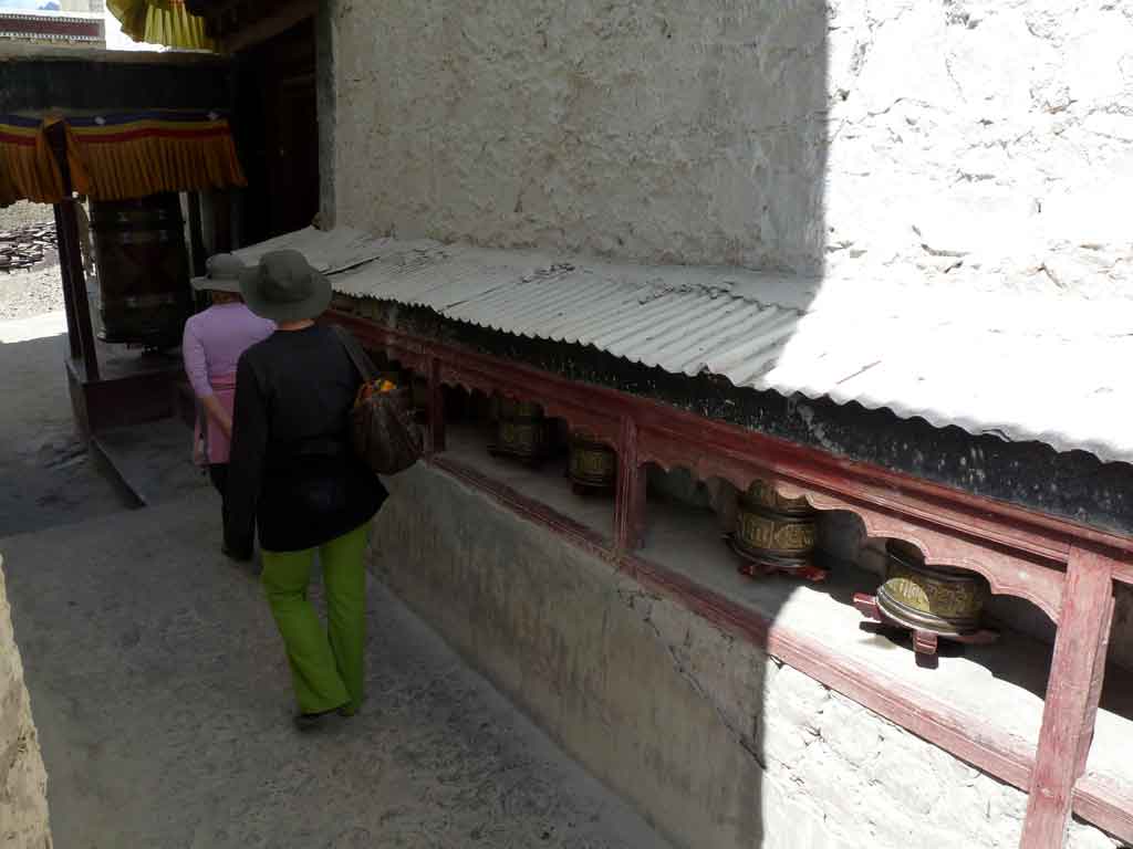 Молитвенные барабаны. Монастырь Шей