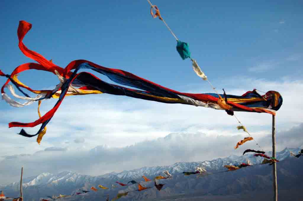Тибетские знамена у Шанти Ступы (Shanti Stupa)