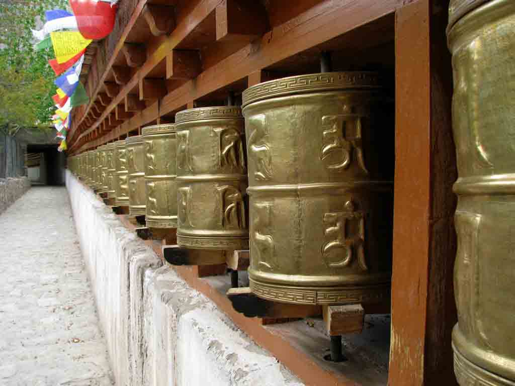 Молитвенные барабаны в монастыре Алчи (Alchi Gonpa)